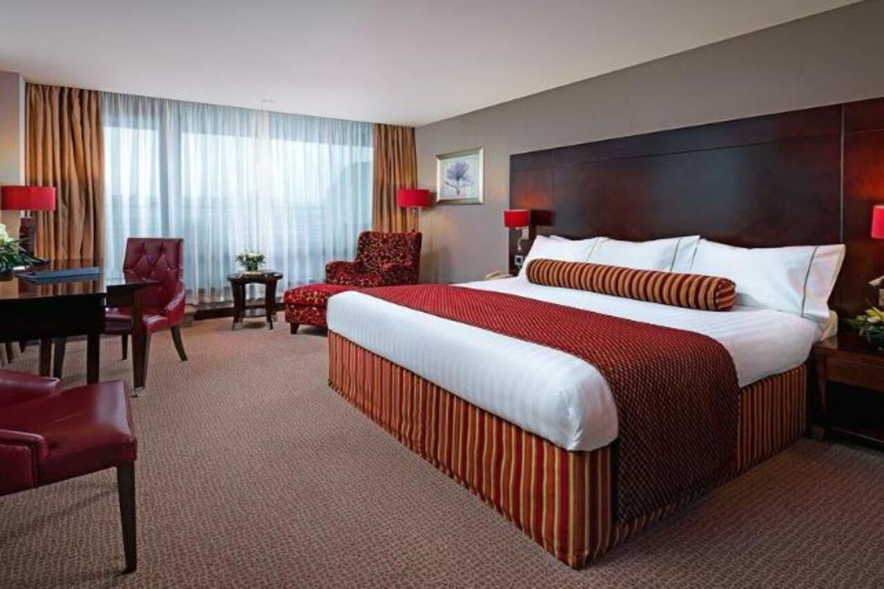 Limerick Junction The Savoy Hotel מראה חיצוני תמונה A bedroom at the Hilton London Heathrow