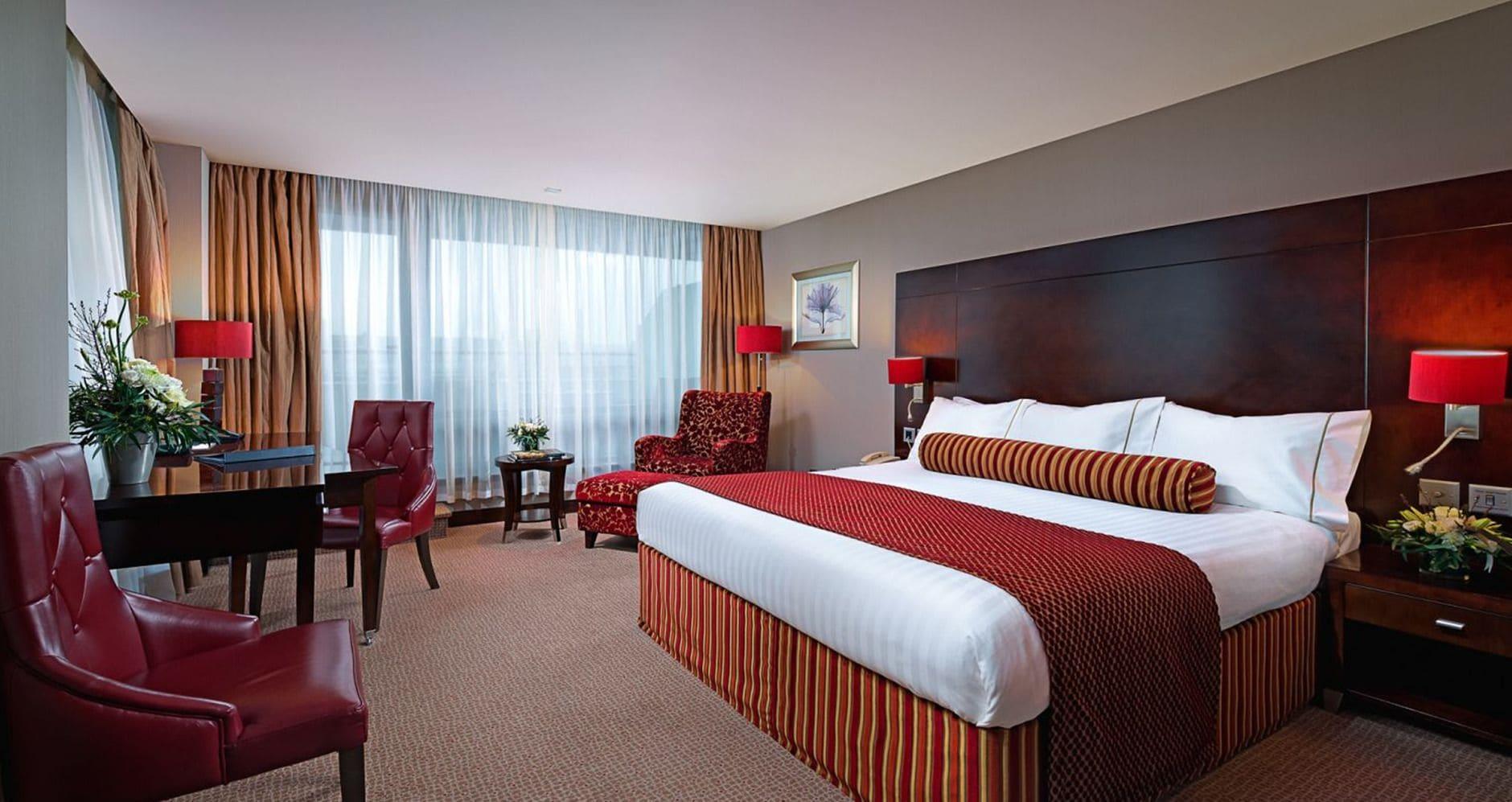 Limerick Junction The Savoy Hotel מראה חיצוני תמונה A bedroom at the Hilton London Heathrow