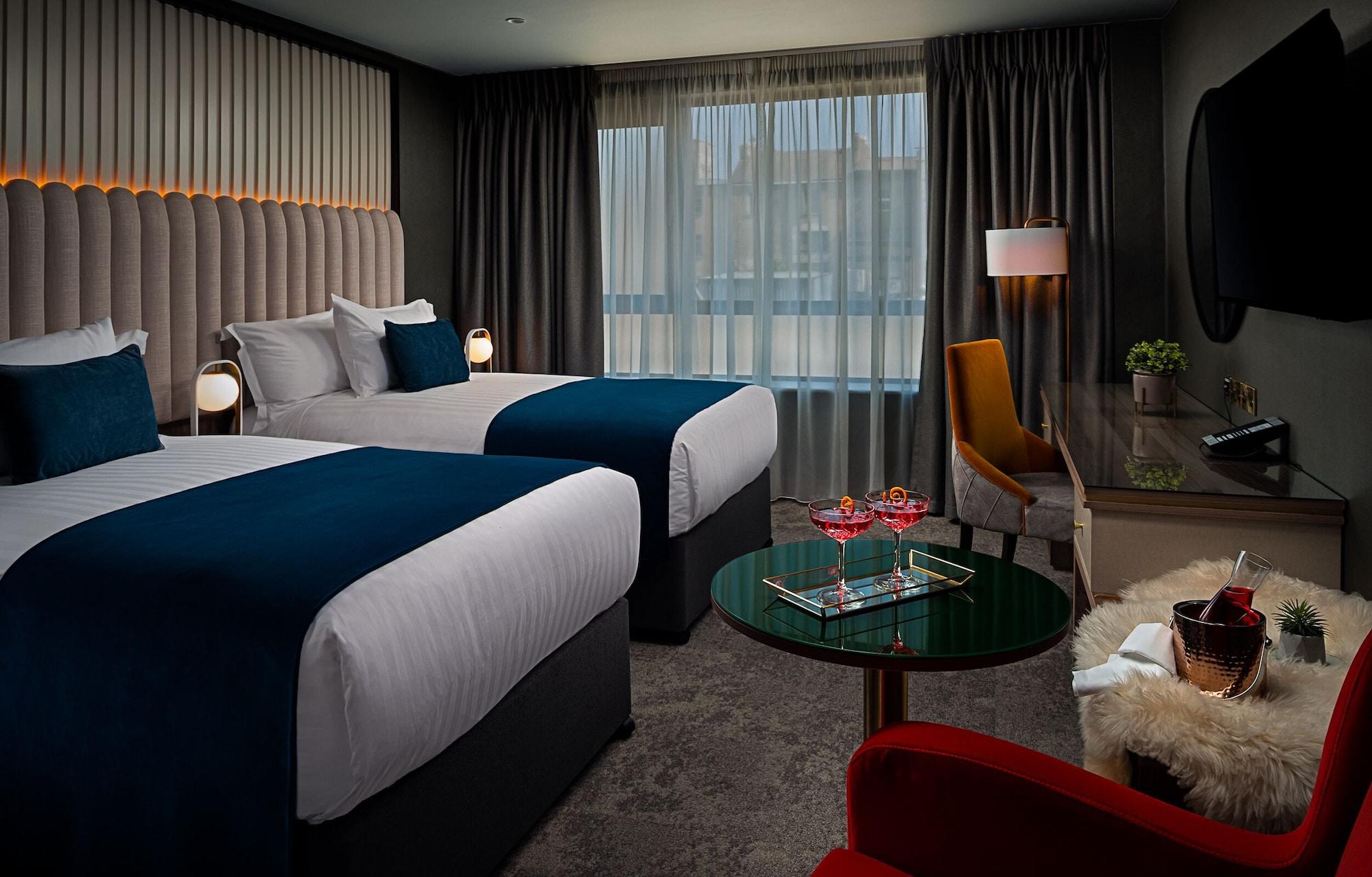 Limerick Junction The Savoy Hotel מראה חיצוני תמונה A room at the Hilton London West End