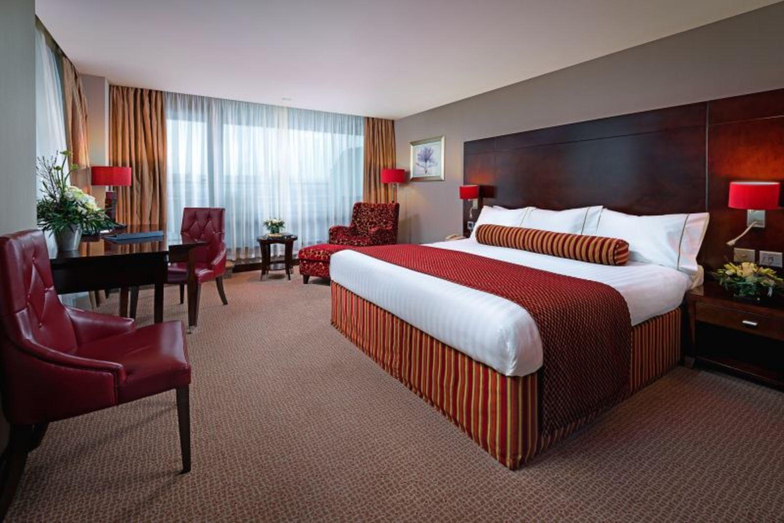 Limerick Junction The Savoy Hotel מראה חיצוני תמונה A bedroom at the Hilton London Heathrow