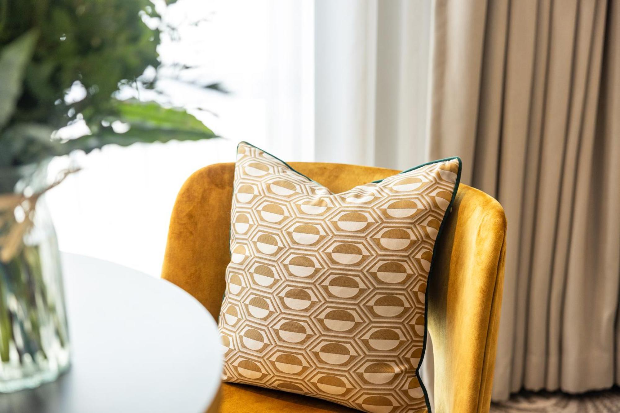 Limerick Junction The Savoy Hotel מראה חיצוני תמונה A throw pillow