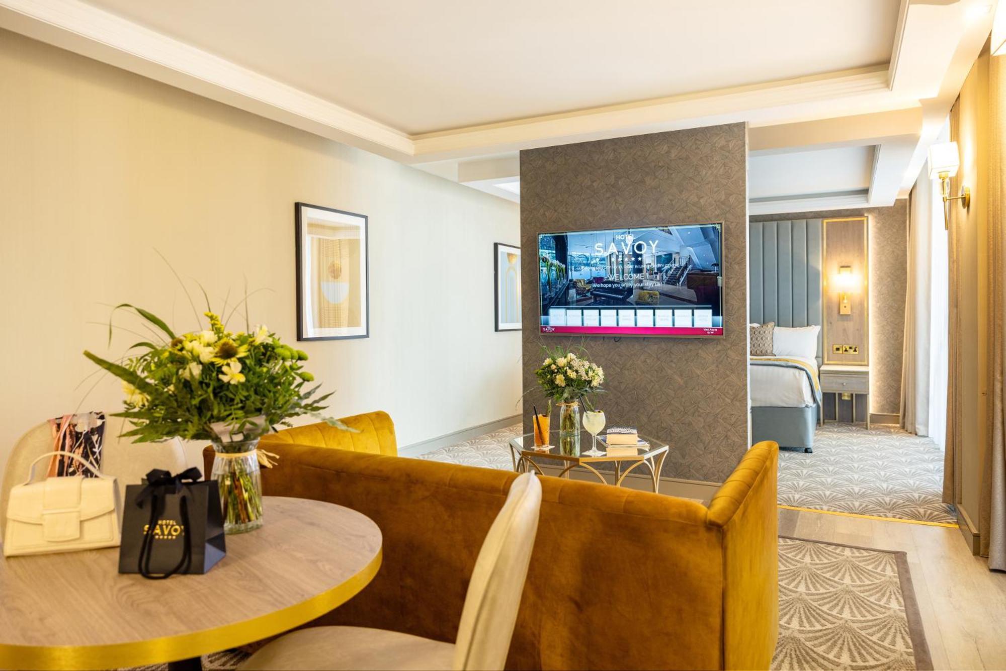 Limerick Junction The Savoy Hotel מראה חיצוני תמונה A suite at the hotel