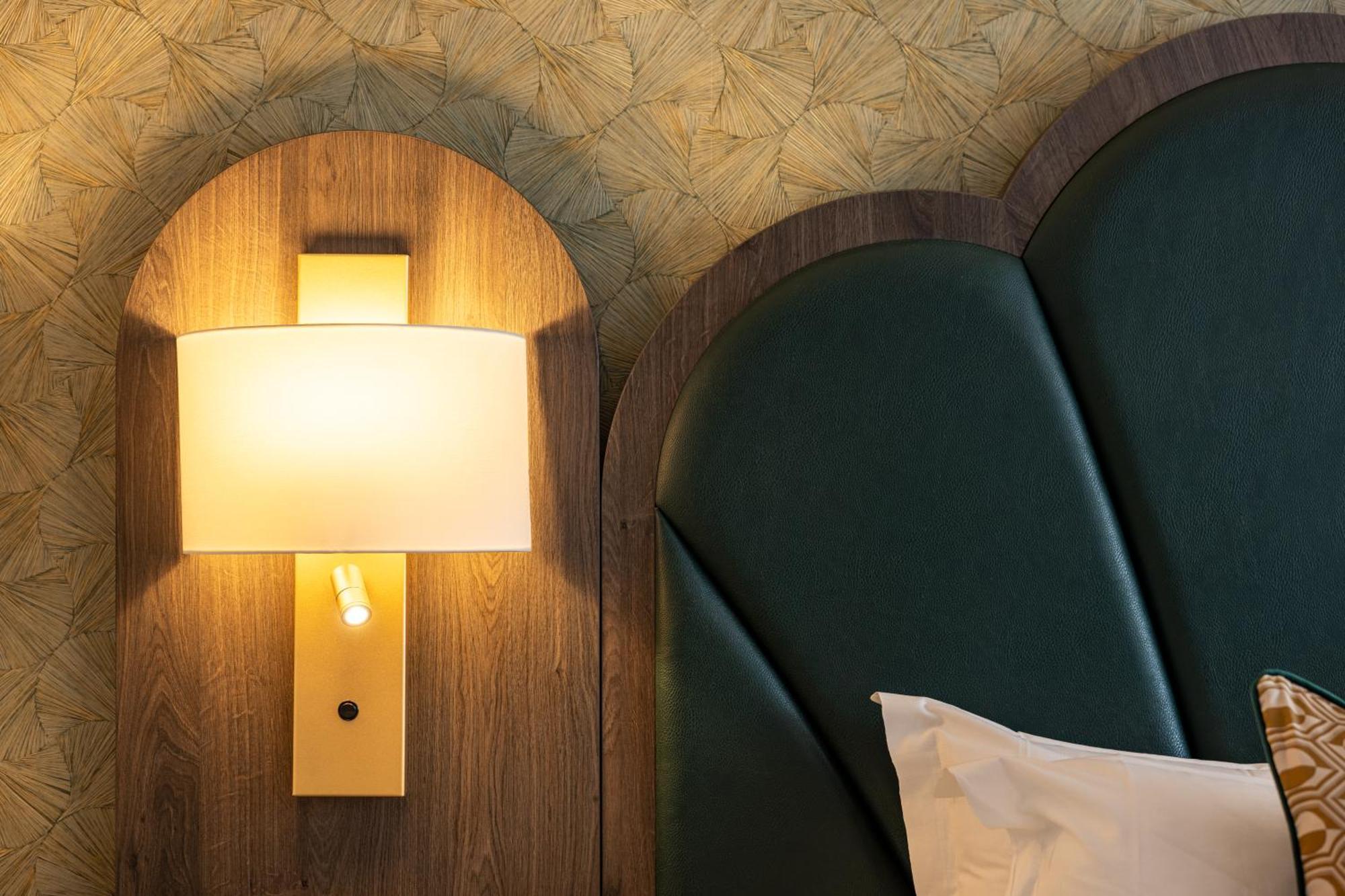 Limerick Junction The Savoy Hotel מראה חיצוני תמונה A wall light